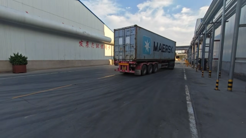 正在裝載聚丙烯酰胺產(chan) 品的貨車在山東(dong) 省淄博市工廠廠區內(nei) 等待運輸。