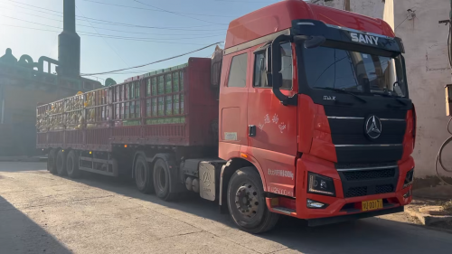 工廠廠區內(nei) ，裝載完畢的聚丙烯酰胺產(chan) 品貨車即將出發。