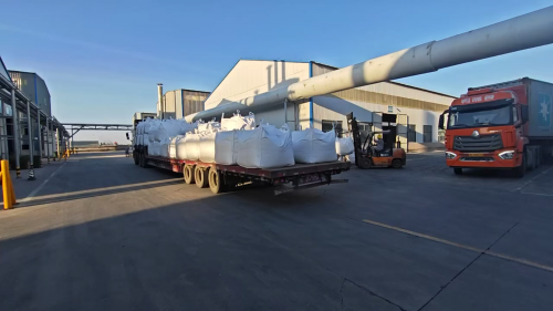 工廠內(nei) 多輛貨車裝載聚丙烯酰胺產(chan) 品，確保準時高效發貨。