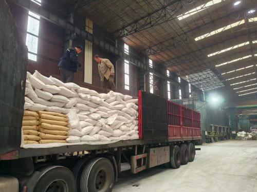 工廠廠區聚丙烯酰胺產(chan) 品裝車準備發往雲(yun) 南客戶，保障優(you) 質產(chan) 品及時交付