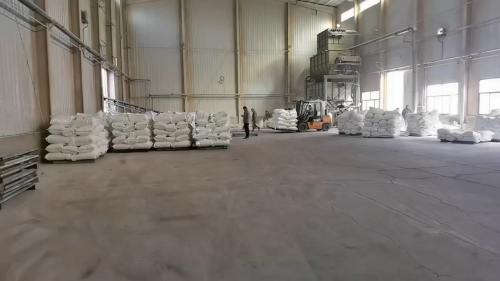 工廠員工在檢查裝車的聚丙烯酰胺產(chan) 品，確保質量。