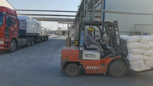 聚丙烯酰胺產(chan) 品裝車過程中的工人操作