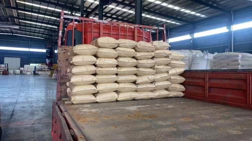 工廠廠區內(nei) 聚丙烯酰胺產(chan) 品裝車完成
