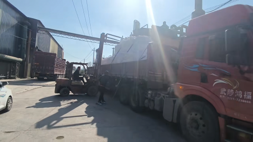 工廠廠區內(nei) 聚丙烯酰胺產(chan) 品裝車現場