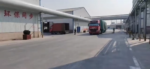 工廠產(chan) 品裝車現場，聚丙烯酰胺（PAM）產(chan) 品準備出貨