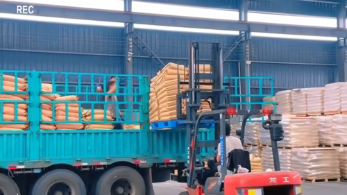 工廠廠區內(nei) 聚丙烯酰胺產(chan) 品裝車過程