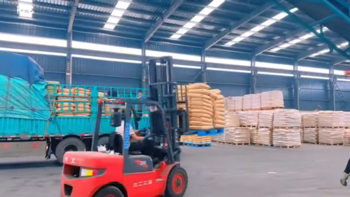 聚丙烯酰胺產(chan) 品裝車現場，物流運輸準備