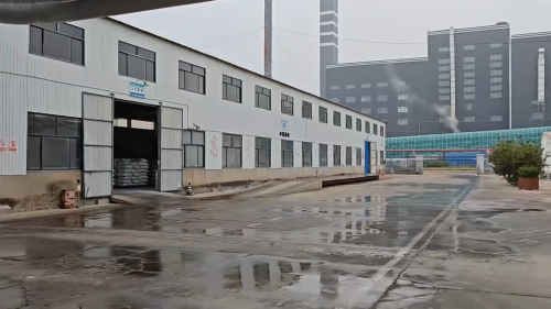 廠區內(nei) 景，聚丙烯酰胺產(chan) 品生產(chan) 線，井然有序的生產(chan) 環境