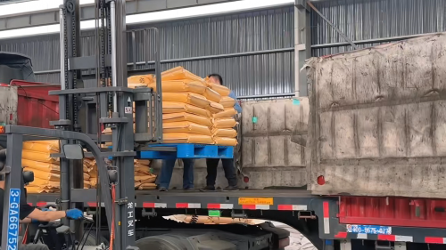 聚丙烯酰胺產(chan) 品裝車準備發往石油鑽井客戶工地