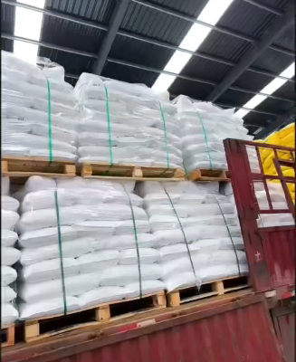 製香用聚丙烯酰胺產(chan) 品裝車現場，工作人員操作高效有序