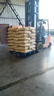 工廠貨運車輛滿載製香用聚丙烯酰胺產(chan) 品，準備發往全國各地