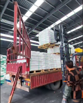 采油聚丙烯酰胺產(chan) 品裝車現場，工人操作高效，保障產(chan) 品按時交付