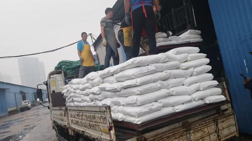 廣西油田專(zhuan) 用聚丙烯酰胺出廠裝車，全景展示生產(chan) 工廠的高效物流環節。