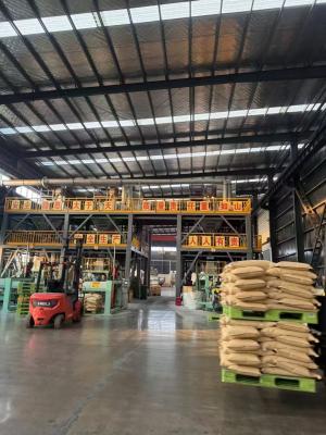 高分子聚丙烯酰胺產(chan) 品在裝車現場，展示工廠嚴(yan) 格的出貨流程和質量保障。