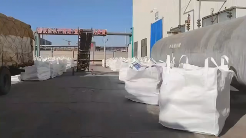 高標準包裝的山東(dong) 東(dong) 達聚丙烯酰胺產(chan) 品,確保運輸安全無損。 山東(dong) 東(dong) 達聚合物化工聚丙烯酰胺產(chan) 品包裝細節展示,確保質量可靠與(yu) 運輸安全。