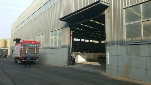 山東(dong) 東(dong) 達聚合物化工聚丙烯酰胺產(chan) 品裝車完成,可靠運輸發往全國各地。 山東(dong) 東(dong) 達聚合物化工物流車輛裝載聚丙烯酰胺產(chan) 品,準備發往客戶地點。