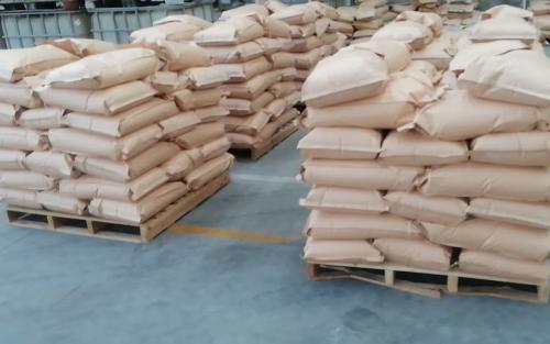 嚴(yan) 格質量控製,確保油田聚丙烯酰胺安全發貨 員工檢查裝車的聚丙烯酰胺,確保產(chan) 品質量和包裝