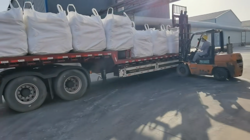 聚丙烯酰胺產(chan) 品裝車過程，精確高效，確保質量
