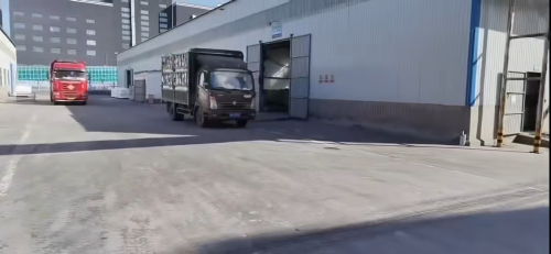 車間內(nei) 聚丙烯酰胺裝車完成，準備發貨至各行業(ye) 應用