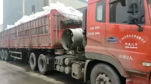 工廠工作人員正在裝車聚丙烯酰胺，確保產(chan) 品運輸效率和質量