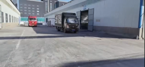 工廠廠區內(nei) 裝車的聚丙烯酰胺產(chan) 品，展示產(chan) 品包裝整齊擺放，準備發貨場景。