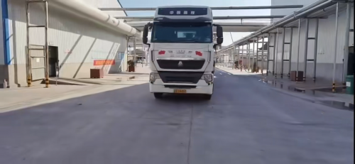 叉車正在裝載聚丙烯酰胺貨物至運輸卡車，體(ti) 現高效運輸作業(ye) 。