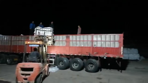 堆滿聚丙烯酰胺產(chan) 品的運輸卡車，展示工廠發貨能力和生產(chan) 規模。