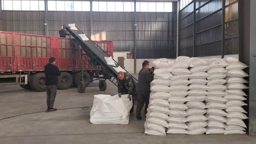 高效水處理聚丙烯酰胺產(chan) 品裝車,確保質量與(yu) 供應穩定 聚丙烯酰胺(PAM)產(chan) 品在工廠廠區裝車,運輸至客戶