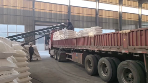 產(chan) 品裝車現場,工業(ye) 級陰離子聚丙烯酰胺供應與(yu) 運輸 陰離子聚丙烯酰胺產(chan) 品裝車,精準配送滿足工業(ye) 需求