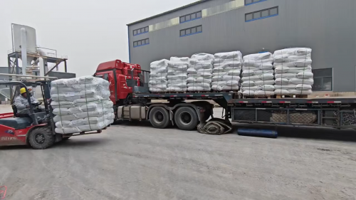 工廠廠區聚合氯化鋁（PAC）產(chan) 品裝車現場，確保及時交付客戶需求