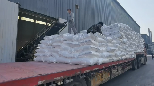 工廠廠區的聚丙烯酰胺產(chan) 品裝車現場