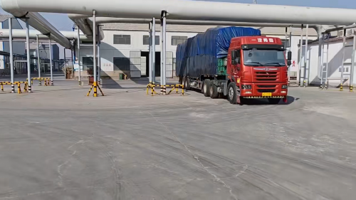 聚丙烯酰胺生產(chan) 廠區的裝車操作