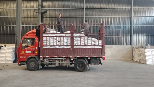 完成裝車的聚丙烯酰胺產(chan) 品準備發貨