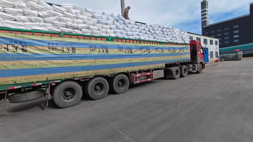 裝車中的聚丙烯酰胺產(chan) 品，準備發貨到造紙工業(ye) 