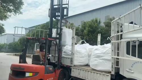 聚丙烯酰胺產(chan) 品裝車發貨，確保高效物流配送