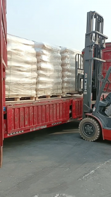 聚丙烯酰胺貨物整齊碼放在裝車區域