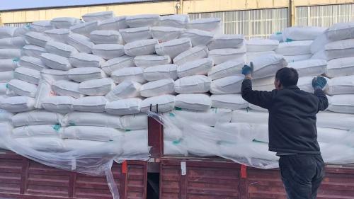 聚丙烯酰胺產(chan) 品裝車細節，高質量包裝確保運輸安全。