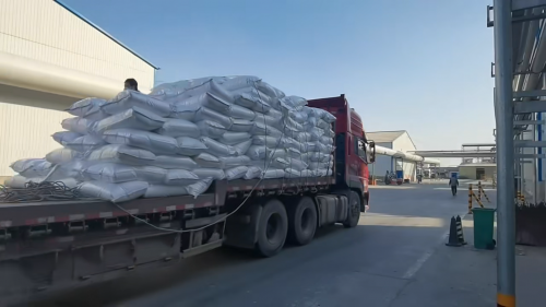 吉林聚丙烯酰胺產(chan) 品裝車過程，確保產(chan) 品安全運輸到客戶手中。