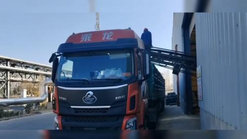 吉林聚丙烯酰胺產(chan) 品裝車現場，確保優(you) 質化工原料快速發貨。