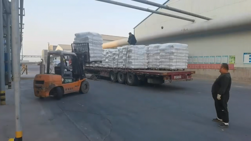 鑽井用聚丙烯酰胺產(chan) 品裝車現場，工人正在檢查貨物包裝質量。