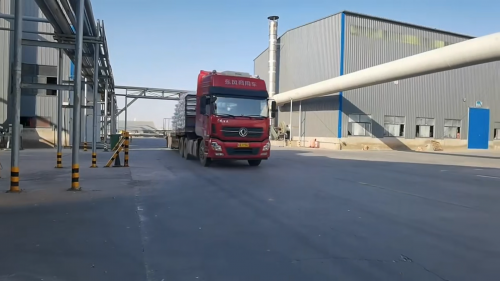 鑽井用聚丙烯酰胺運輸車輛裝載完畢，準備發往客戶現場。