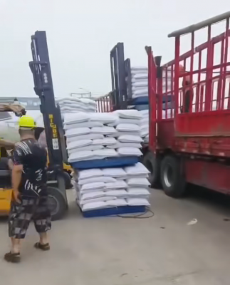 聚丙烯酰胺產(chan) 品裝車運輸，工廠現場展示洗煤廢水處理藥劑