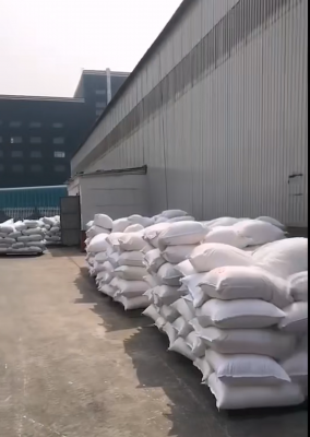 陰離子聚丙烯酰胺產(chan) 品堆放，工廠裝車作業(ye) 圖