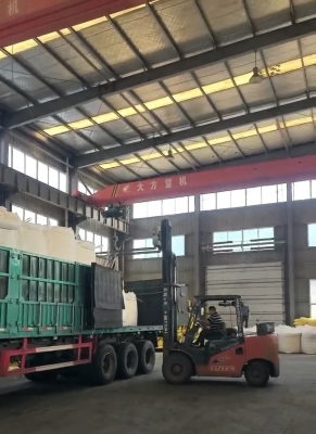 聚丙烯酰胺裝車現場，一批高分子絮凝劑即將發貨