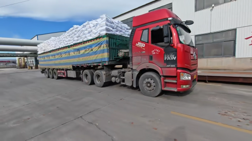 鶴崗洗煤專(zhuan) 用聚丙烯酰胺生產(chan) 工廠，批量產(chan) 品裝車發貨現場。