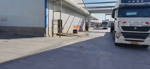 本溪聚丙烯酰胺產(chan) 品裝車準備發貨，確保高效供應各類行業(ye) 客戶。