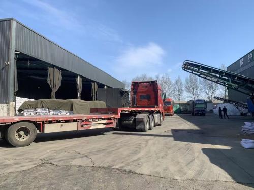 貴州陰離子聚丙烯酰胺裝車現場，產(chan) 品整齊堆放，準備運輸