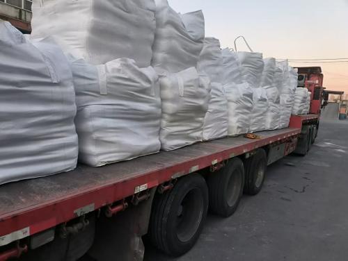 聚丙烯酰胺產(chan) 品裝車現場，萍鄉(xiang) 高分子聚丙烯酰胺係列出貨中