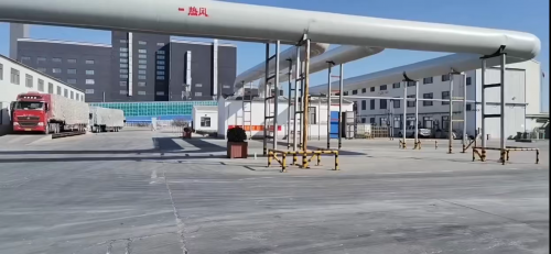 聚丙烯酰胺係列產(chan) 品裝車，準備發貨至汙水處理和油田行業(ye) 