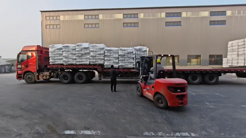 工廠廠區產(chan) 品裝車,陰離子聚丙烯酰胺水處理產(chan) 品運輸 湖北紡織工業(ye) 用陰離子聚丙烯酰胺產(chan) 品裝車,運輸前的包裝處理